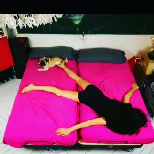 chica-dando-vueltas-en-cama